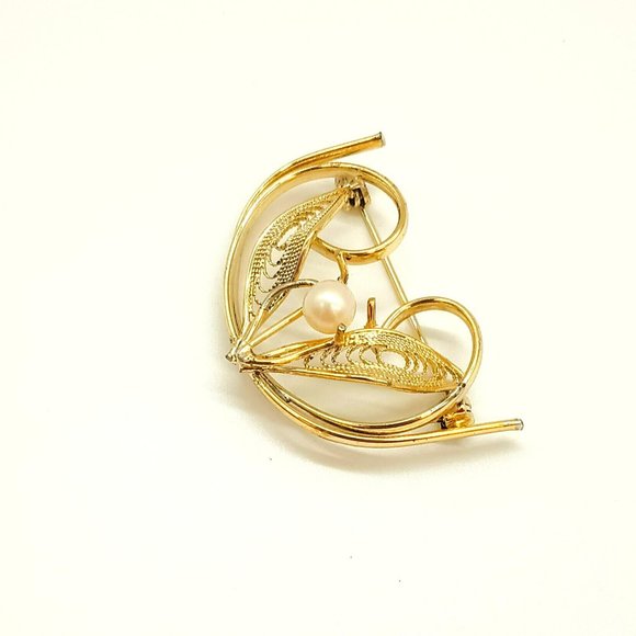 Vintage Filigree Leaf Pearl Brooch Gold Tone Swirl Floral Pin - Picture 1 of 4